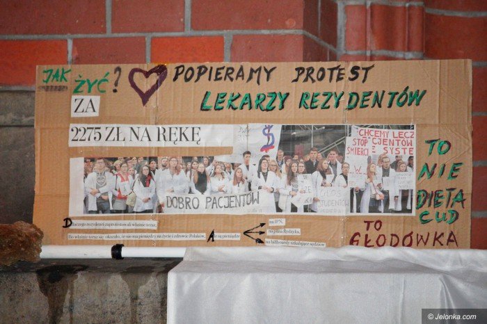 kod-ponownie-demonstrowa-pod-sadem-foto-71572