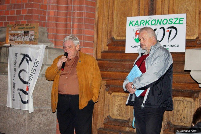 kod-ponownie-demonstrowa-pod-sadem-foto-71572