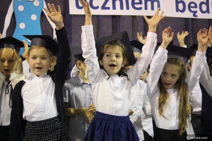 pierwszaki-i-rodzice-z-trzynastki-po-slubowaniu-foto-71595
