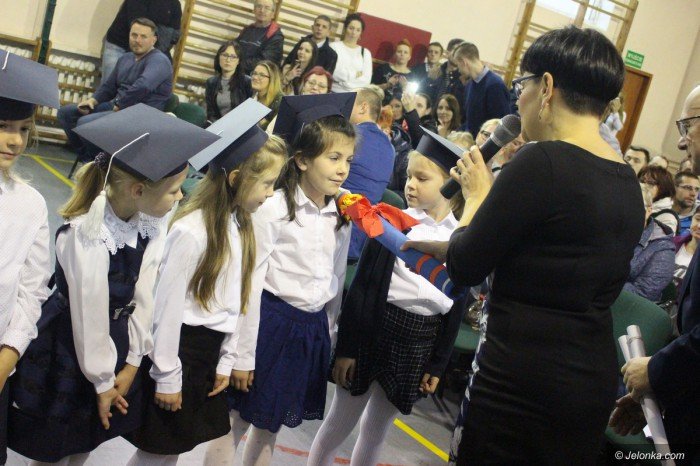 pierwszaki-i-rodzice-z-trzynastki-po-slubowaniu-foto-71595