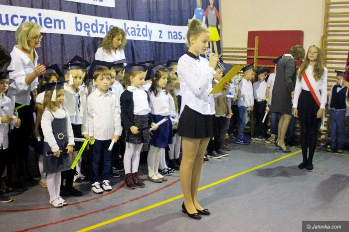 pierwszaki-i-rodzice-z-trzynastki-po-slubowaniu-foto-71595