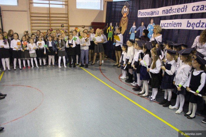 pierwszaki-i-rodzice-z-trzynastki-po-slubowaniu-foto-71595
