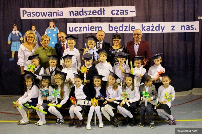 pierwszaki-i-rodzice-z-trzynastki-po-slubowaniu-foto-71595