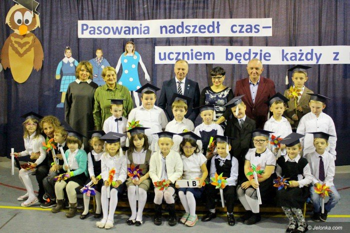 pierwszaki-i-rodzice-z-trzynastki-po-slubowaniu-foto-71595