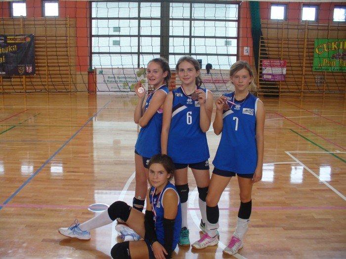 janowickie-siatkarki-ponownie-na-podium-71648