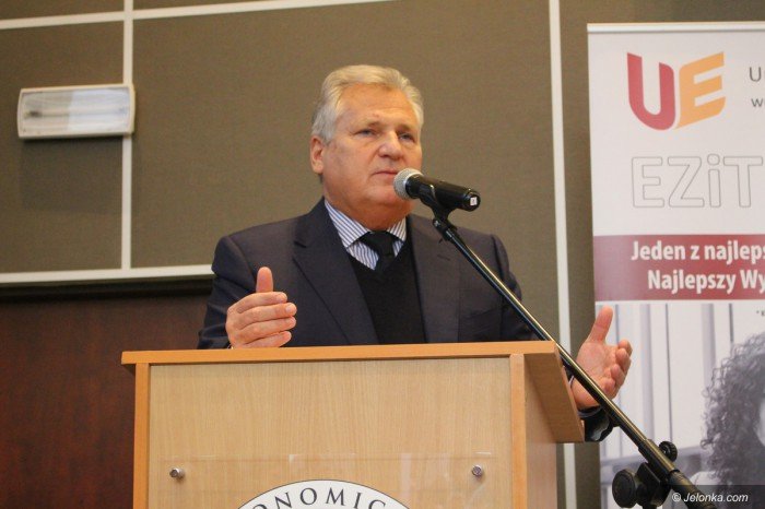 aleksander-kwasniewski-z-modzieza-o-konstytucji-foto-71653