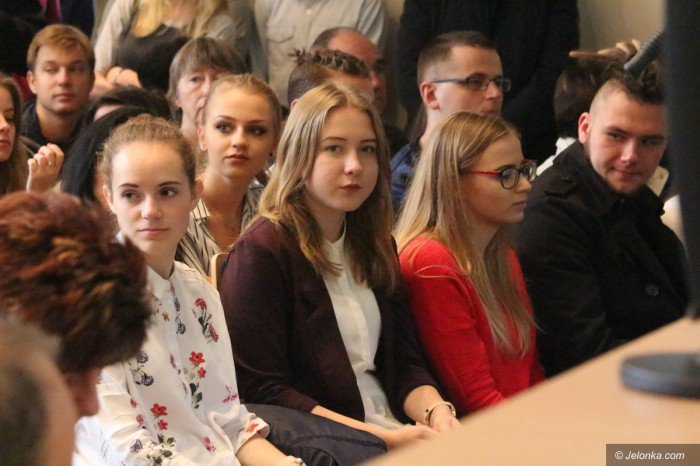 aleksander-kwasniewski-z-modzieza-o-konstytucji-foto-71653