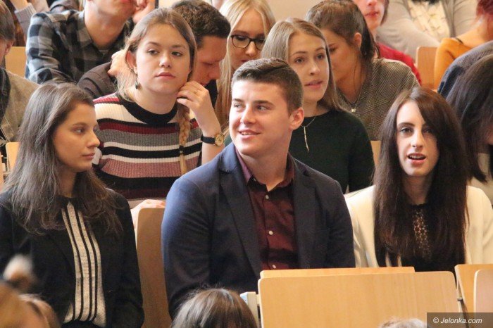 aleksander-kwasniewski-z-modzieza-o-konstytucji-foto-71653