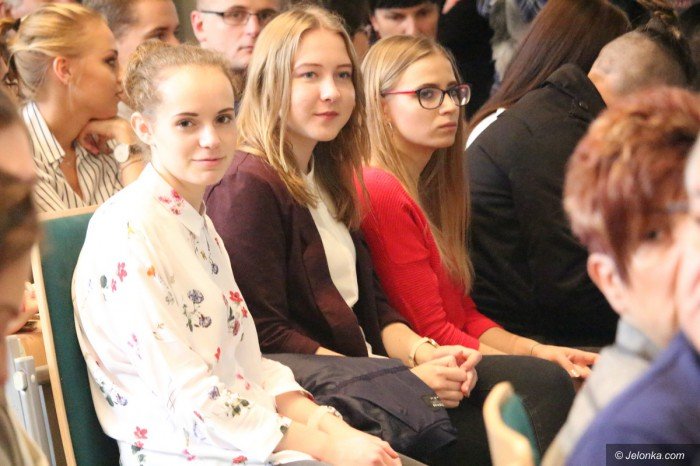aleksander-kwasniewski-z-modzieza-o-konstytucji-foto-71653