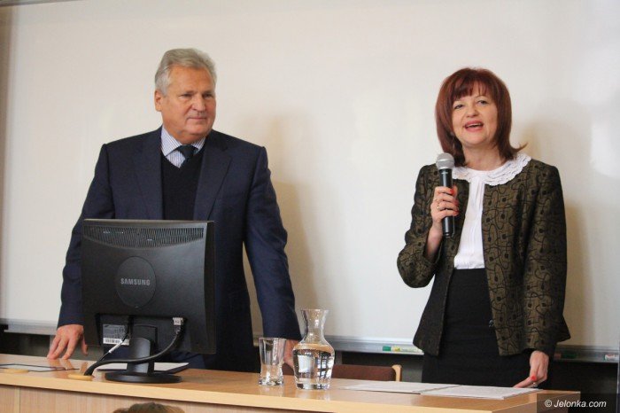 aleksander-kwasniewski-z-modzieza-o-konstytucji-foto-71653