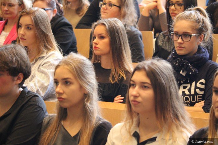 aleksander-kwasniewski-z-modzieza-o-konstytucji-foto-71653