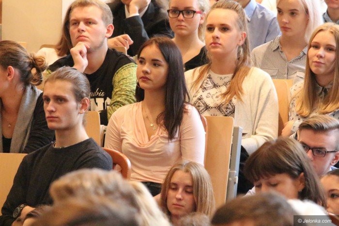 aleksander-kwasniewski-z-modzieza-o-konstytucji-foto-71653