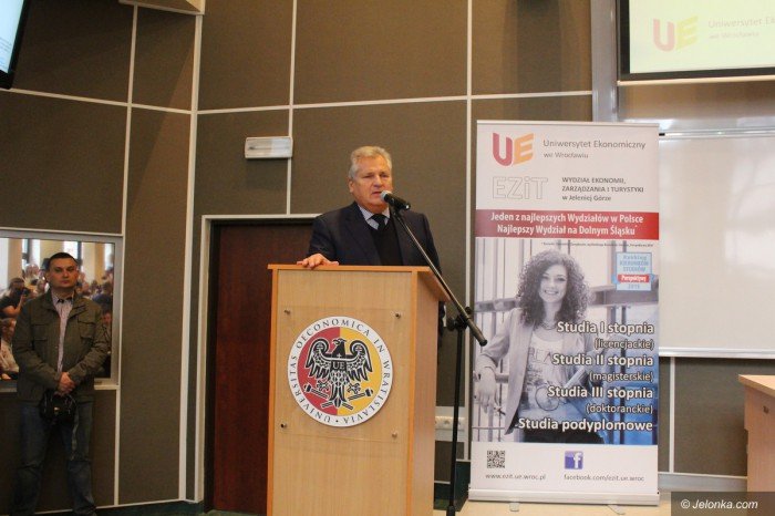 aleksander-kwasniewski-z-modzieza-o-konstytucji-foto-71653