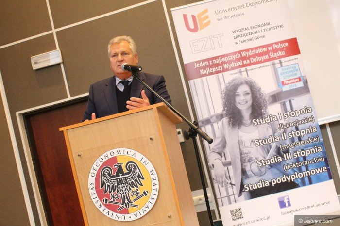 aleksander-kwasniewski-z-modzieza-o-konstytucji-foto-71653