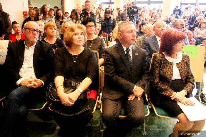 aleksander-kwasniewski-z-modzieza-o-konstytucji-foto-71653