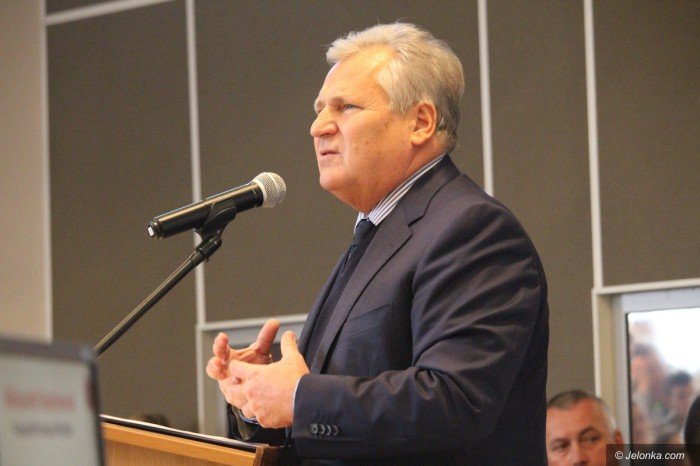 aleksander-kwasniewski-z-modzieza-o-konstytucji-foto-71653