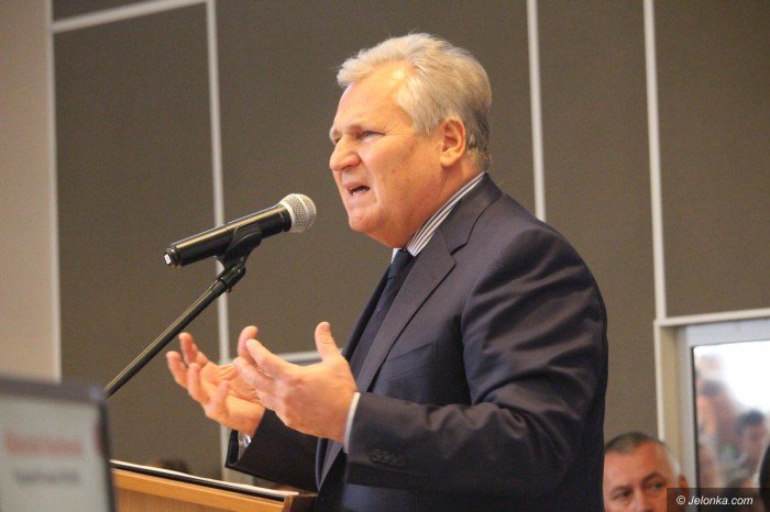 aleksander-kwasniewski-z-modzieza-o-konstytucji-foto-71653