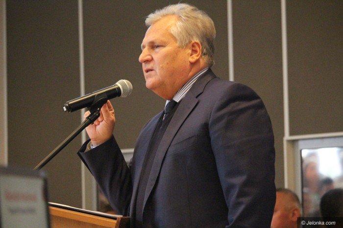 aleksander-kwasniewski-z-modzieza-o-konstytucji-foto-71653