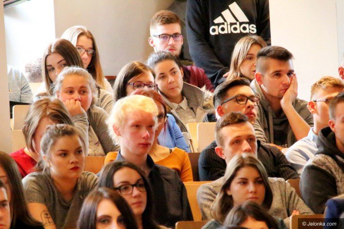 aleksander-kwasniewski-z-modzieza-o-konstytucji-foto-71653