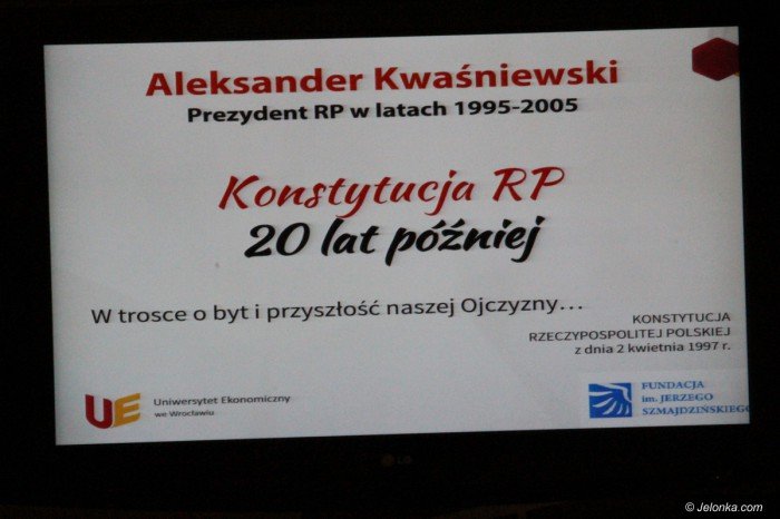 aleksander-kwasniewski-z-modzieza-o-konstytucji-foto-71653