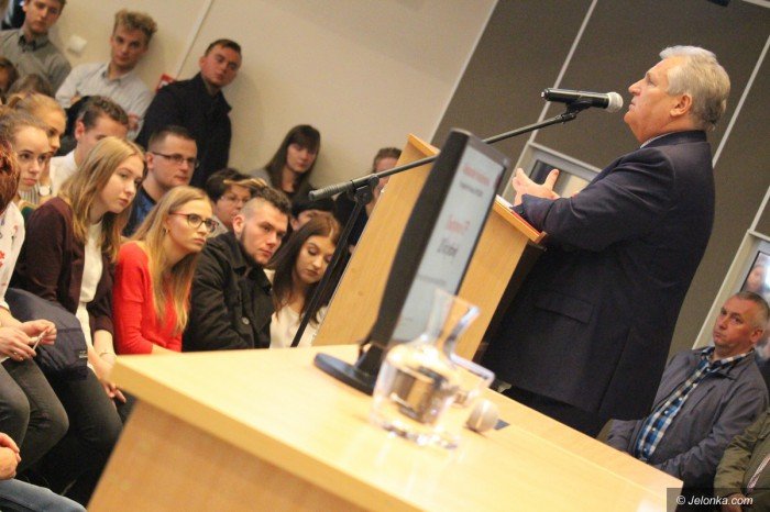 aleksander-kwasniewski-z-modzieza-o-konstytucji-foto-71653