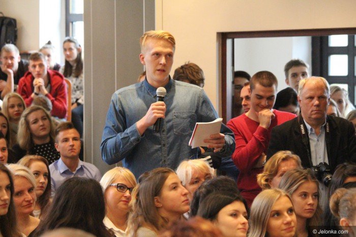 aleksander-kwasniewski-z-modzieza-o-konstytucji-foto-71653