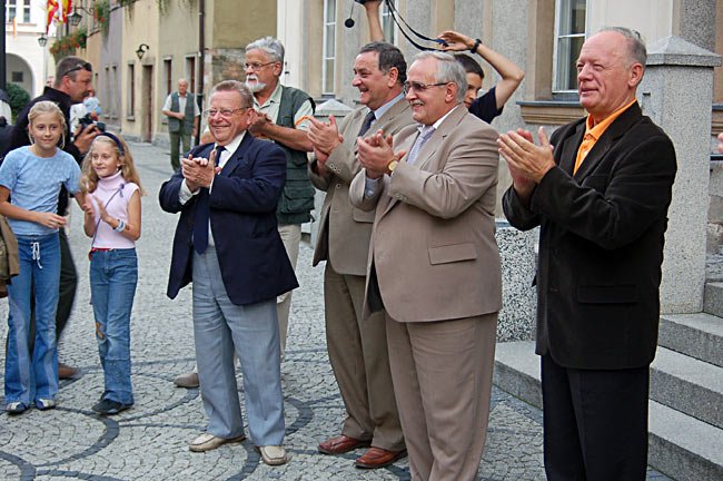 Miłe wiedźmy przed ratuszem.