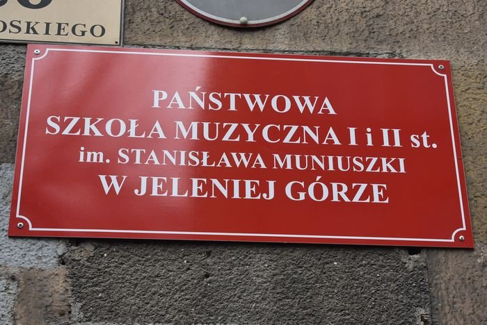 szyld-z-bedem-na-siedzibie-szkoy-muzycznej-foto-71670