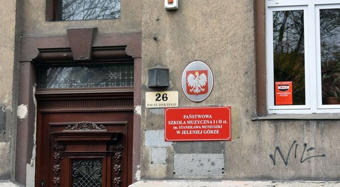szyld-z-bedem-na-siedzibie-szkoy-muzycznej-foto-71670