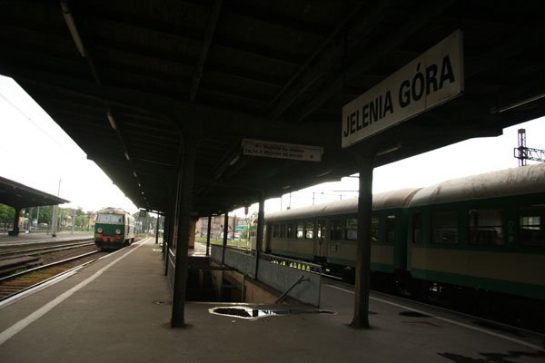 I jak tu się nie dziwić, że jeleniogórski dworzec pustoszeje?
