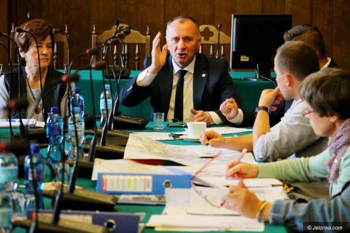 wkrotce-rozwiaza-problemy-parkingowe-cieplic-foto-71722