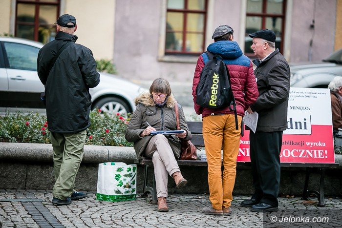 kod-z-pikieta-o-szarym-czowieku-foto-71879