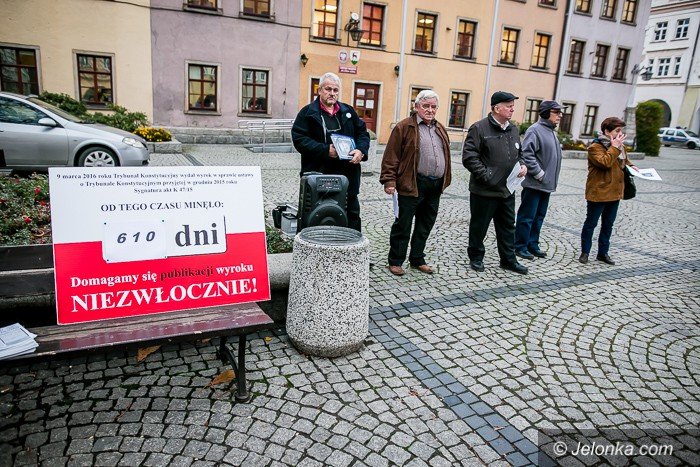 kod-z-pikieta-o-szarym-czowieku-foto-71879