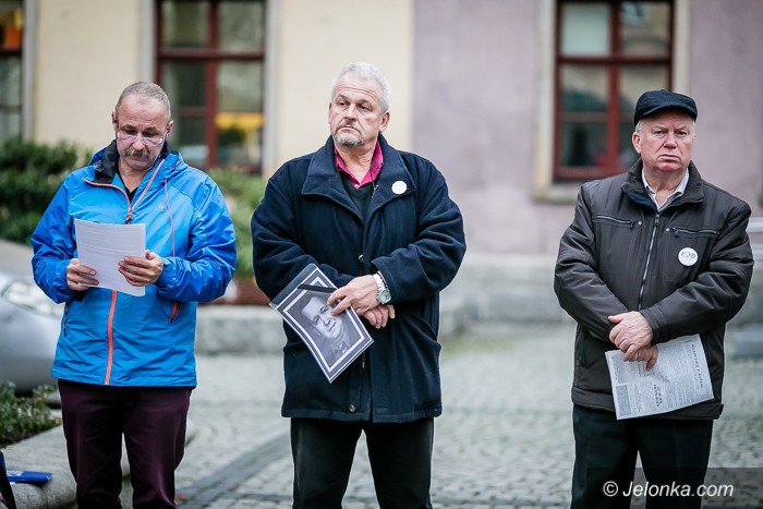 kod-z-pikieta-o-szarym-czowieku-foto-71879