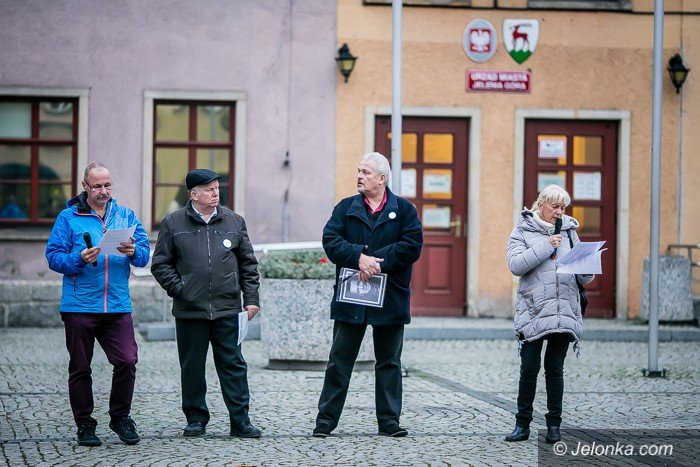 kod-z-pikieta-o-szarym-czowieku-foto-71879