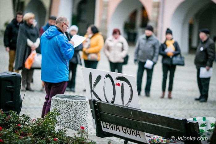 kod-z-pikieta-o-szarym-czowieku-foto-71879