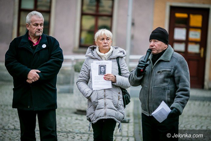 kod-z-pikieta-o-szarym-czowieku-foto-71879