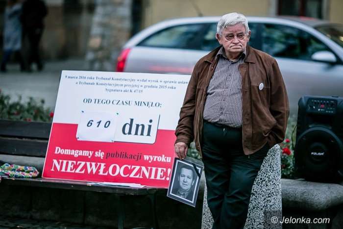 kod-z-pikieta-o-szarym-czowieku-foto-71879