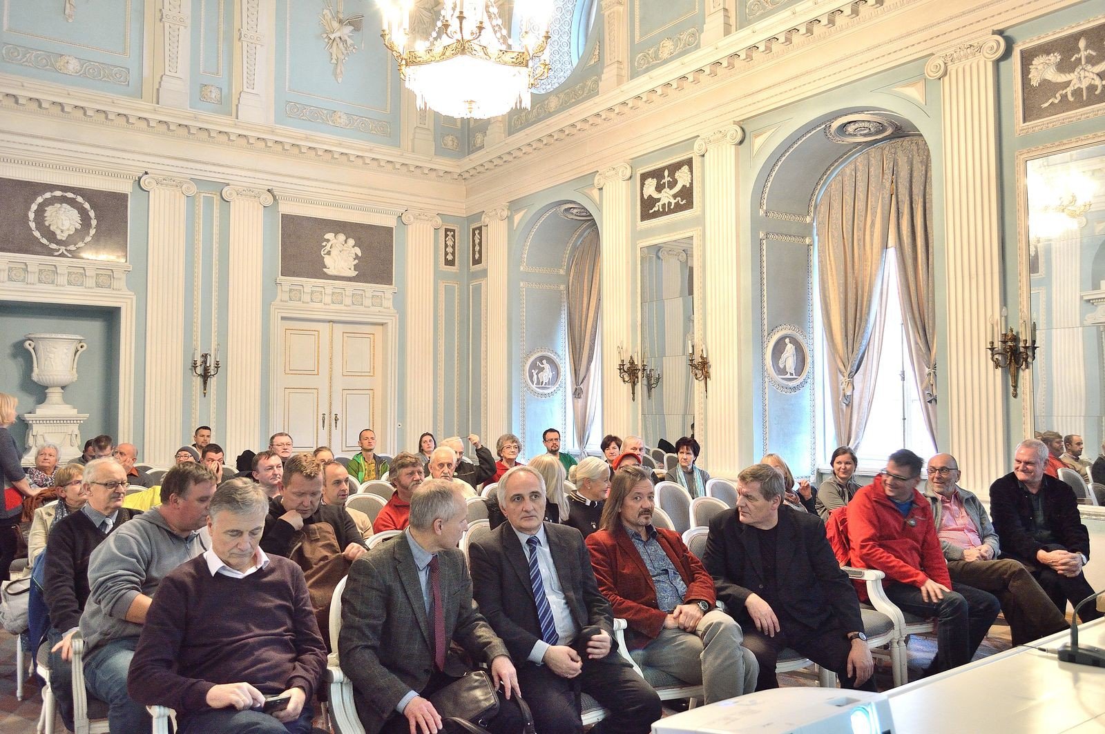 Kilkadziesiąt osób zgromadzonych w auli cieplickiego gmachu Politechniki Wrocławskiej, mimo urzędowej pory, dowodzi znacznego zainteresowania tematem