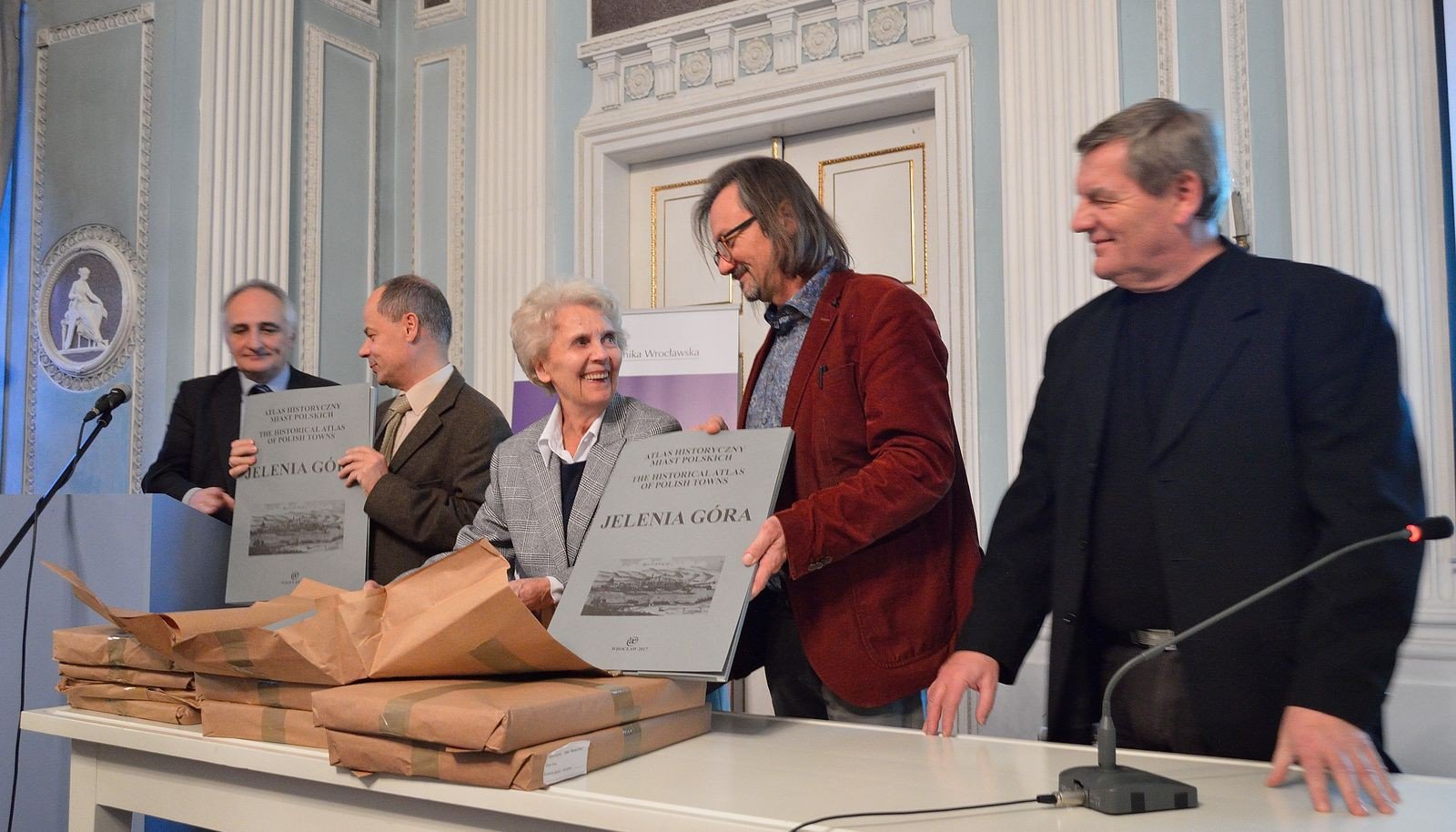 Współautorzy Zeszytu 14 Atlasu Historycznego Miast Polskich: (od lewej) Ivo Łaborewicz, Grzegorz Grajewski, Marta Młynarska–Kaletynowa, Rafał Eysymont oraz Stanisław Firszt ujawniają publikację światu (fot. A. Lipin)