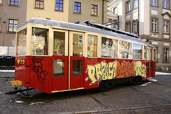 Wagon przypomina, że w mieście była regularna komunikacja tramwajowa.