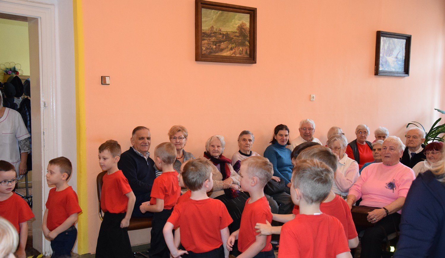mali-artysci-z-okraglaczka-u-seniorow-foto-72010