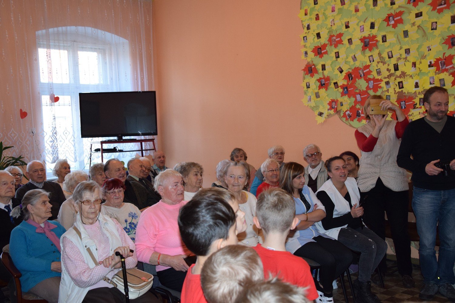 mali-artysci-z-okraglaczka-u-seniorow-foto-72010