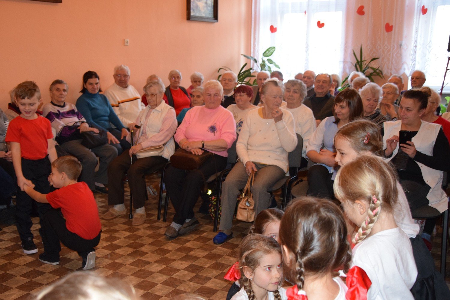 mali-artysci-z-okraglaczka-u-seniorow-foto-72010