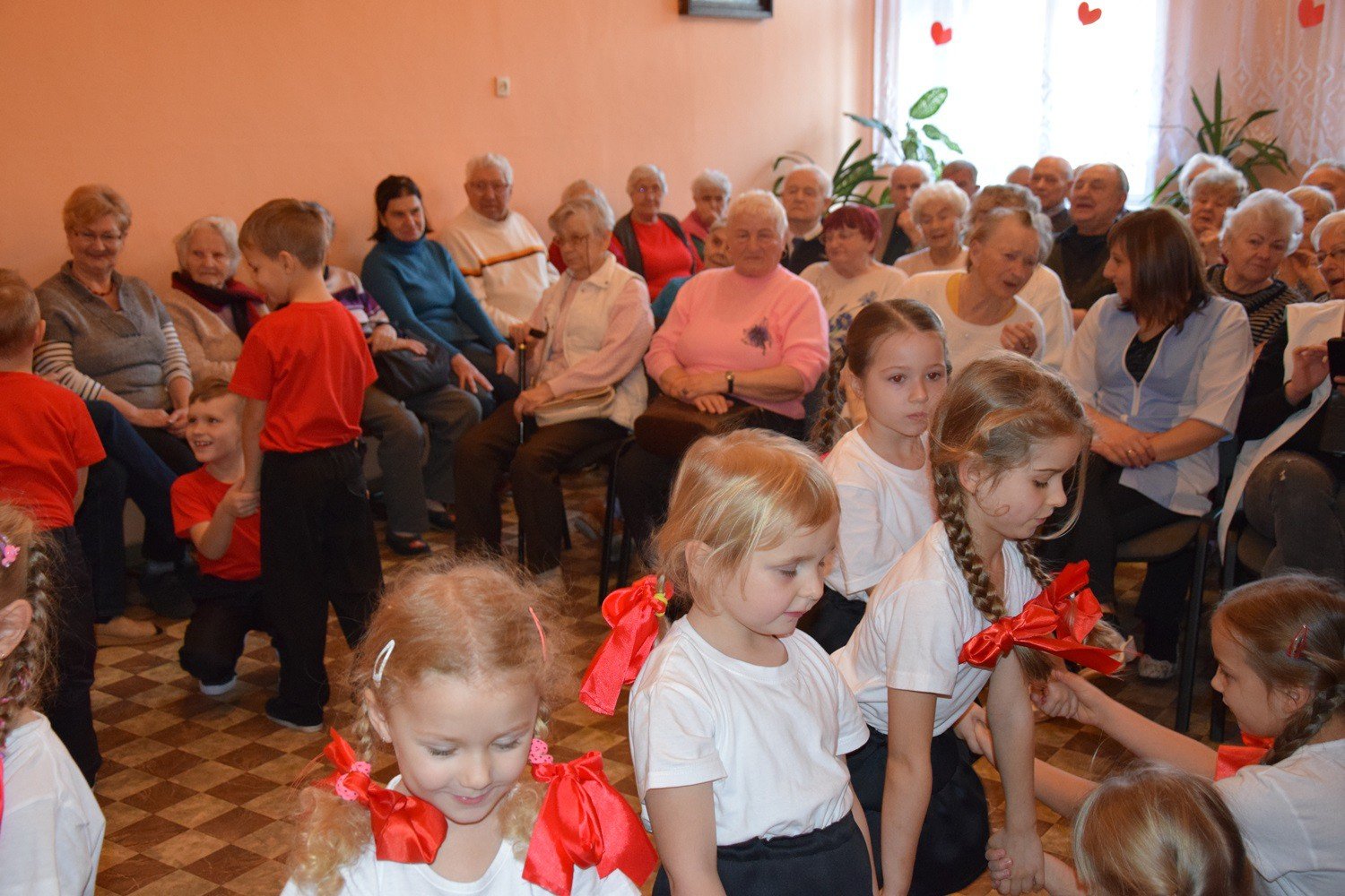 mali-artysci-z-okraglaczka-u-seniorow-foto-72010