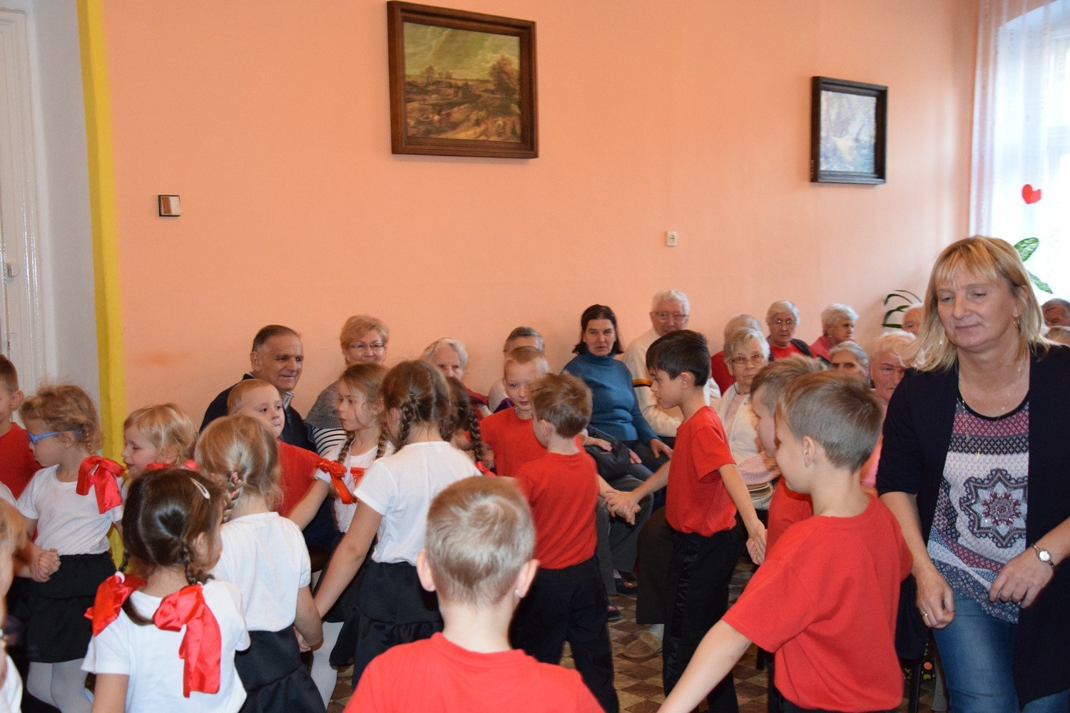 mali-artysci-z-okraglaczka-u-seniorow-foto-72010