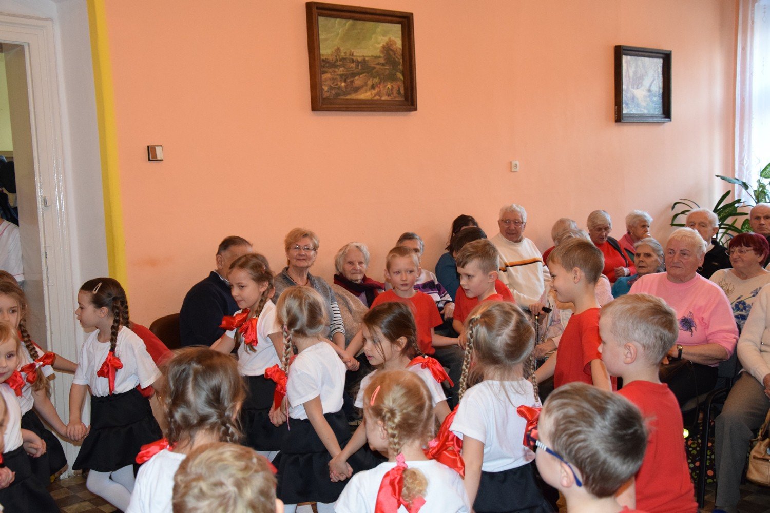 mali-artysci-z-okraglaczka-u-seniorow-foto-72010