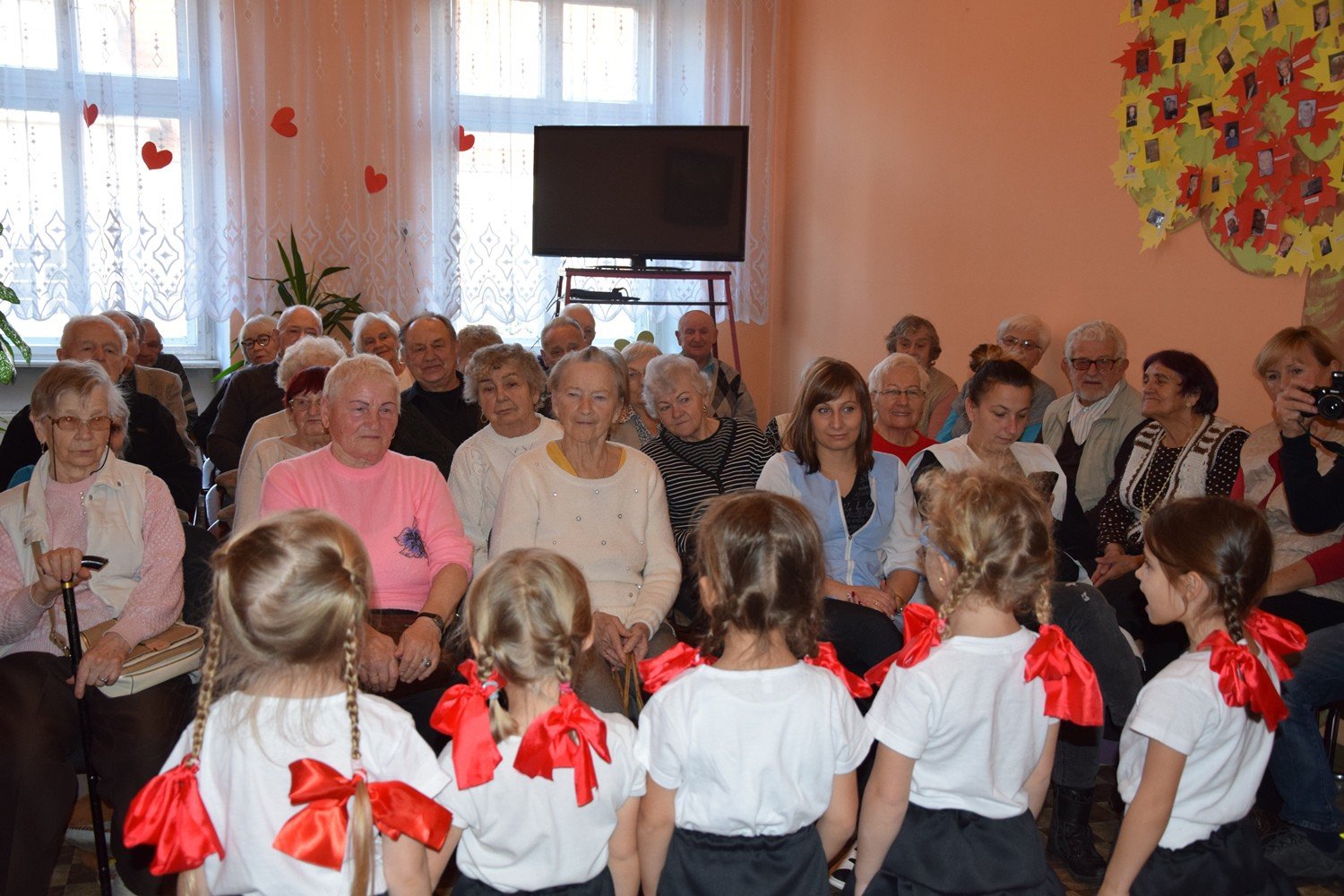 mali-artysci-z-okraglaczka-u-seniorow-foto-72010