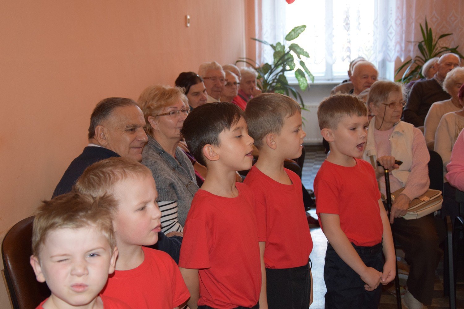 mali-artysci-z-okraglaczka-u-seniorow-foto-72010