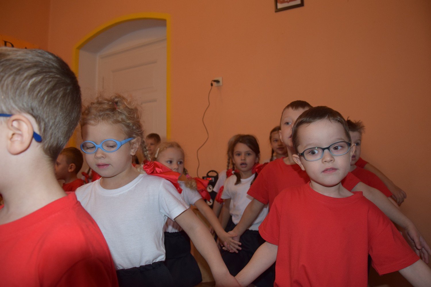 mali-artysci-z-okraglaczka-u-seniorow-foto-72010